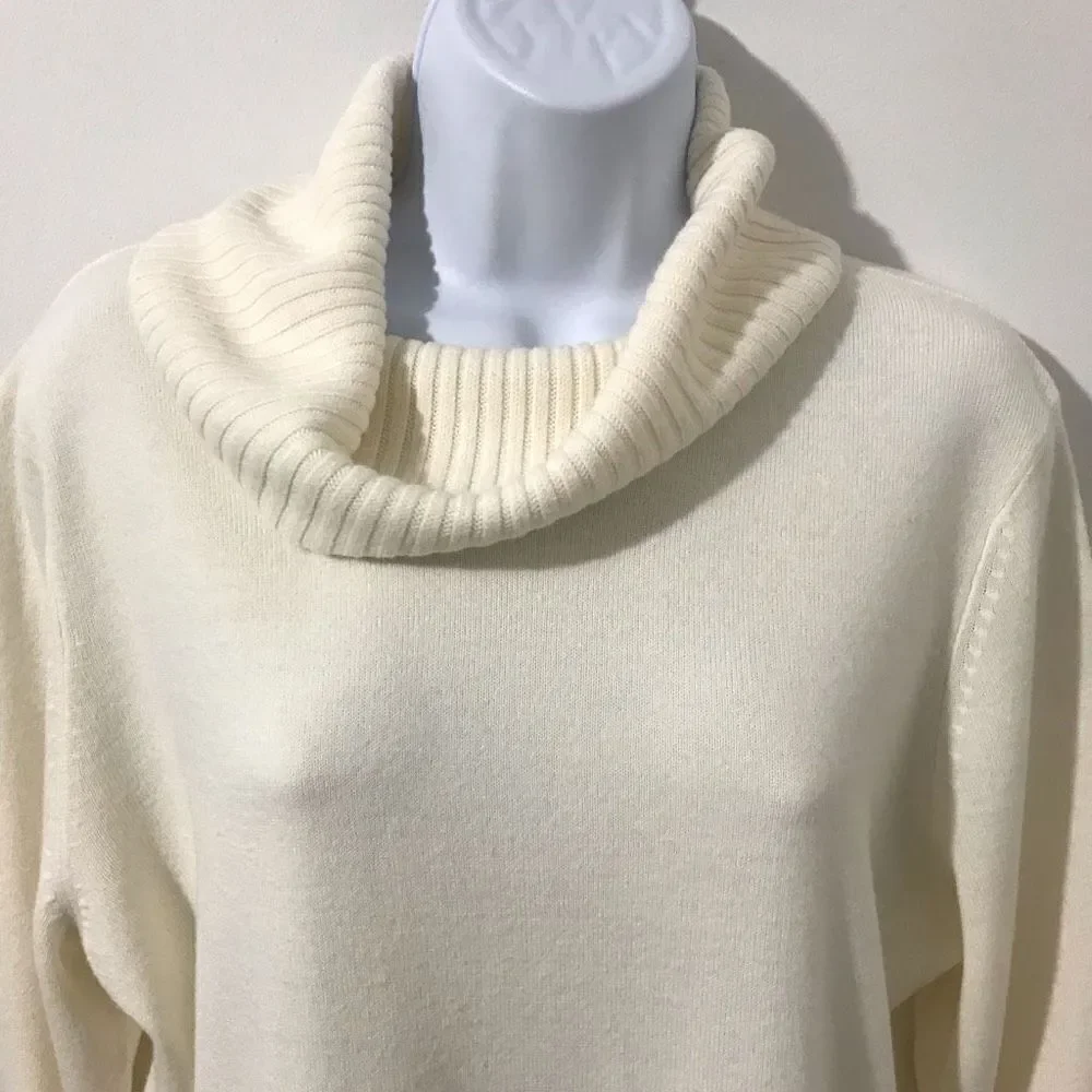 Josephine Chaus Turtleneck white Sweater size XL….S0023